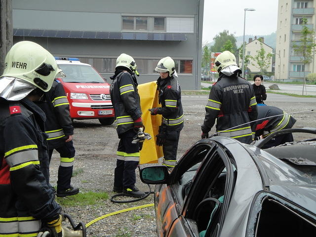 Einsatzübung, Schere und Spreizer im Einsatz